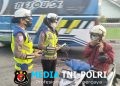 Lindungi Pengguna Jalan dari Abu Vulkanik, Satlantas Pringsewu Bagikan Masker di Jalur Lintas Barat