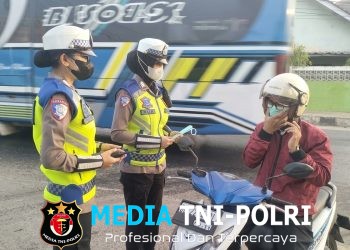 Lindungi Pengguna Jalan dari Abu Vulkanik, Satlantas Pringsewu Bagikan Masker di Jalur Lintas Barat
