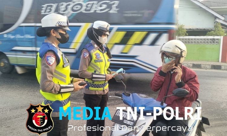 Lindungi Pengguna Jalan dari Abu Vulkanik, Satlantas Pringsewu Bagikan Masker di Jalur Lintas Barat
