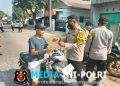 Polres Metro Bekasi, Polsek Kedungwaringin Bagikan Masker kepada Pengguna Jalan Antisipasi Debu Vulkanik