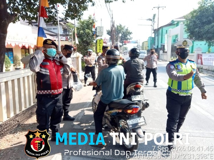 Polsek Setu Bagikan Masker kepada Pengguna Jalan Antisipasi Abu Vulkanik Gunung Anak Krakatau