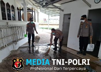 Percepat Pemulihan Pascabencana Abu Krakatau, Polsek pardasuka Bersihkan Fasilitas Publik