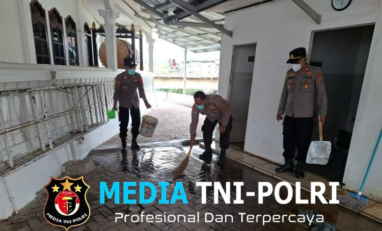 Percepat Pemulihan Pascabencana Abu Krakatau, Polsek pardasuka Bersihkan Fasilitas Publik