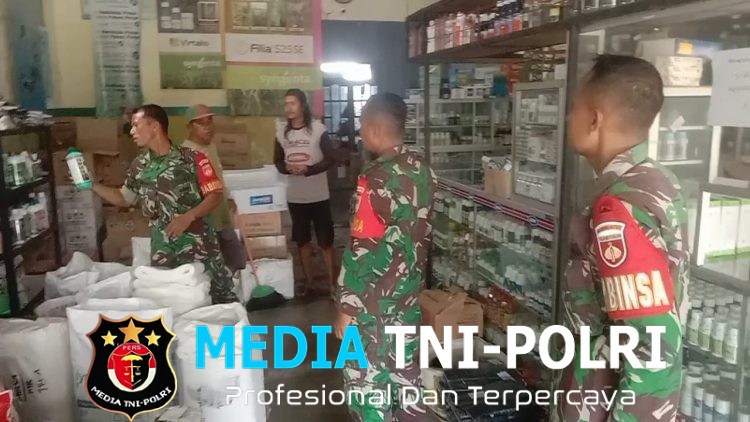 Babinsa Plupuh Cek Stok Pupuk, Pastikan Kebutuhan Petani Terpenuhi
