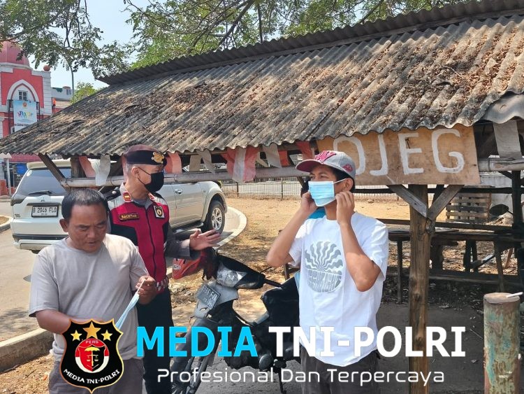 Polsek Cikarang Pusat Bagikan Masker kepada Pengguna Jalan, Antisipasi Dampak Debu Vulkanik Gunung Krakatau