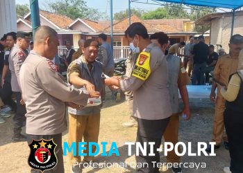 Polsek Cabangbungin Bagikan 100 Masker kepada Warga Antisipasi Dampak Abu Vulkanik