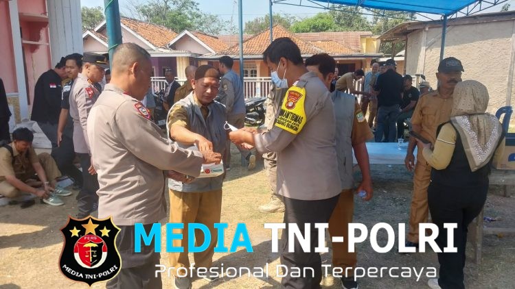 Polsek Cabangbungin Bagikan 100 Masker kepada Warga Antisipasi Dampak Abu Vulkanik