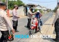 Polsek Tambelang Bagikan 200 Masker kepada Pengguna Jalan Antisipasi Debu Vulkanik