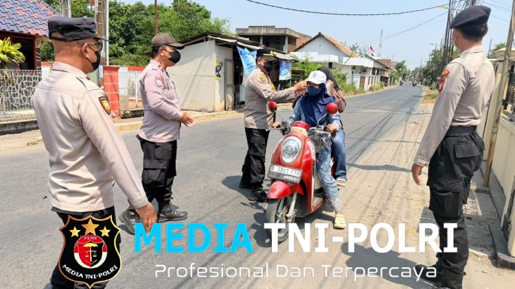 Polsek Tambelang Bagikan 200 Masker kepada Pengguna Jalan Antisipasi Debu Vulkanik