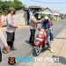 Polsek Tambelang Bagikan 200 Masker kepada Pengguna Jalan Antisipasi Debu Vulkanik