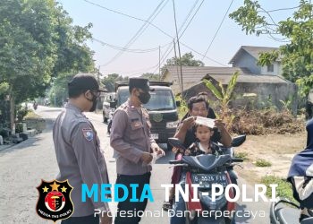 Polsek Pebayuran Bagikan 50 Masker kepada Pengguna Jalan Antisipasi Abu Vulkanik