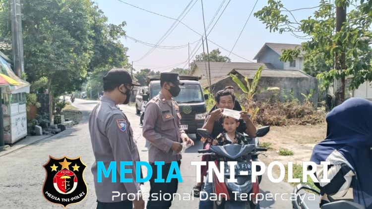 Polsek Pebayuran Bagikan 50 Masker kepada Pengguna Jalan Antisipasi Abu Vulkanik