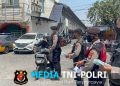 Polres Metro Bekasi Bagikan Masker Gratis kepada Masyarakat di Pasar Cikarang Baru Raya