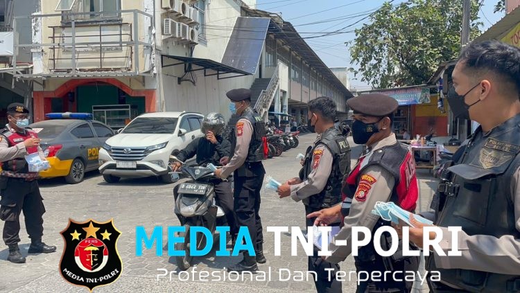 Polres Metro Bekasi Bagikan Masker Gratis kepada Masyarakat di Pasar Cikarang Baru Raya
