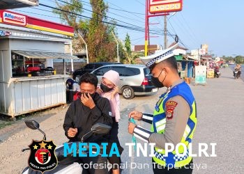 Polres Tulang Bawang Barat dan Polsek Jajaran Bagikan Masker Gratis Untuk Warga, Lindungi Masyarakat Dari Abu Vulkanik