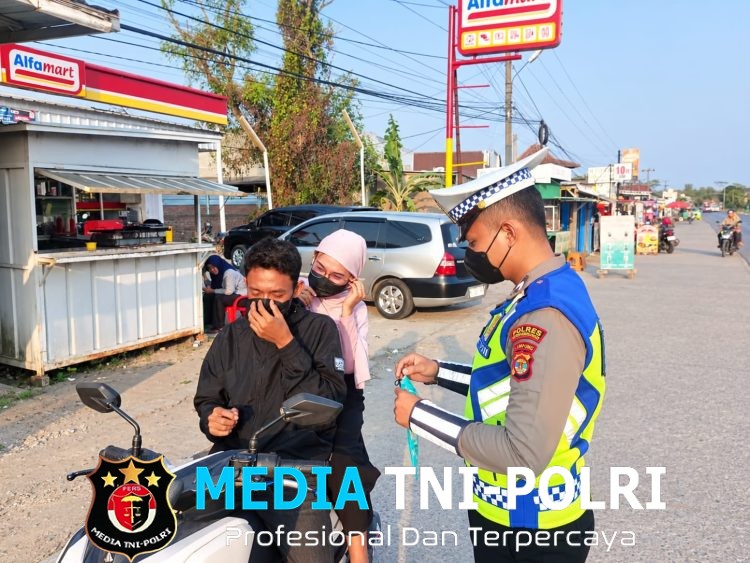 Polres Tulang Bawang Barat dan Polsek Jajaran Bagikan Masker Gratis Untuk Warga, Lindungi Masyarakat Dari Abu Vulkanik