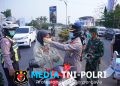 Dampak Erupsi Gunung Anak Krakatau, Kapolres Lampung Utara Bersama TNI Bagikan Masker Kepada Pengguna Jalan