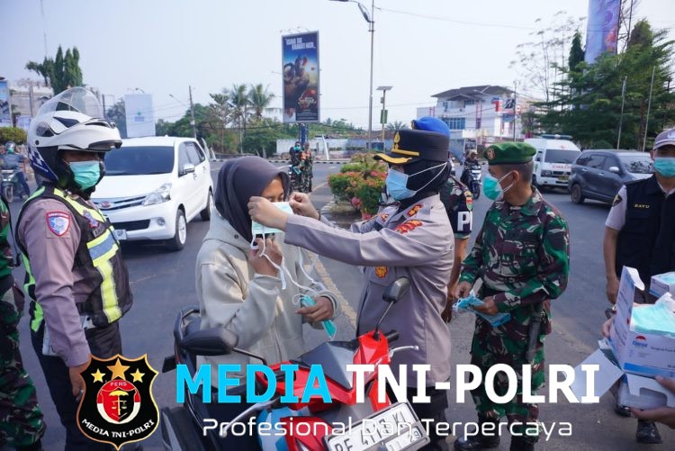 Dampak Erupsi Gunung Anak Krakatau, Kapolres Lampung Utara Bersama TNI Bagikan Masker Kepada Pengguna Jalan