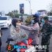 Dampak Erupsi Gunung Anak Krakatau, Kapolres Lampung Utara Bersama TNI Bagikan Masker Kepada Pengguna Jalan