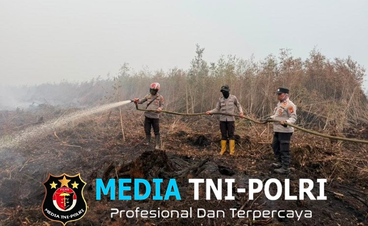 Api Mengintai dari Bawah Gambut, Petugas Berjibaku di Penanggoan Duren
