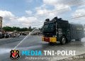 Sat Samapta Polres Mesuji Lakukan Penyiraman Jalur Jalan Utama, Antisipasi Dampak Abu Vulkanik Erupsi Gunung Anak Krakatau