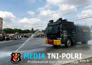 Sat Samapta Polres Mesuji Lakukan Penyiraman Jalur Jalan Utama, Antisipasi Dampak Abu Vulkanik Erupsi Gunung Anak Krakatau