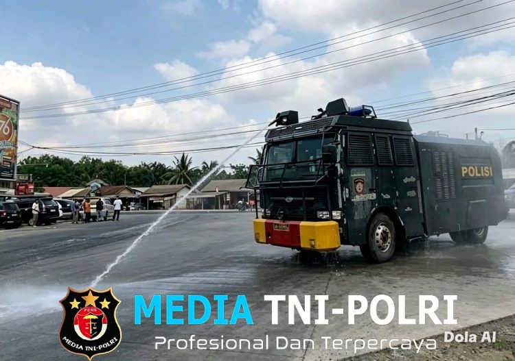 Sat Samapta Polres Mesuji Lakukan Penyiraman Jalur Jalan Utama, Antisipasi Dampak Abu Vulkanik Erupsi Gunung Anak Krakatau
