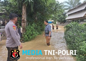 Debit Air Naik hingga 50 Sentimeter, Polsek Tanjung Pura Gerak Cepat Pantau Warga Terdampak Banjir