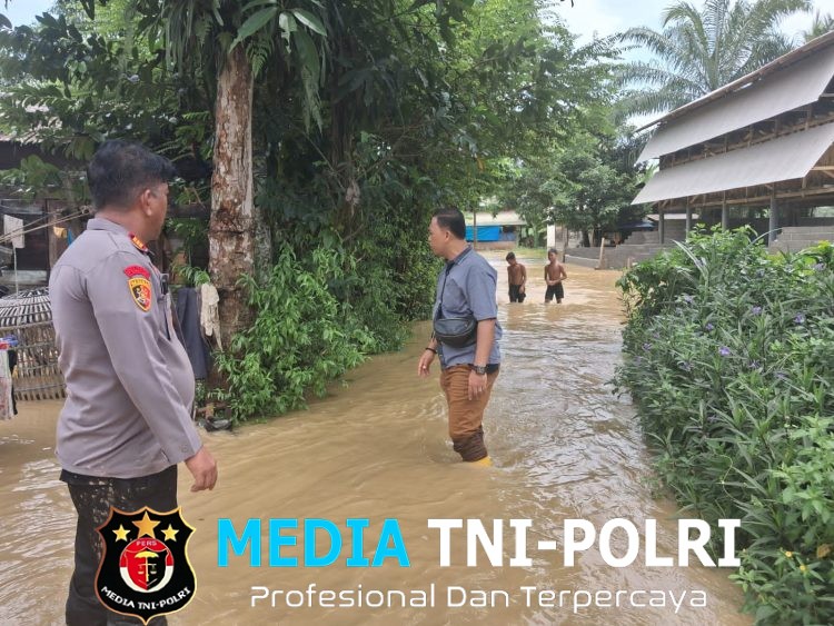 Debit Air Naik hingga 50 Sentimeter, Polsek Tanjung Pura Gerak Cepat Pantau Warga Terdampak Banjir