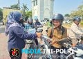 Polres Metro Bekasi Bagikan 98 Masker kepada Masyarakat, Antisipasi Dampak Abu Vulkanik
