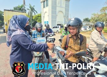 Polres Metro Bekasi Bagikan 98 Masker kepada Masyarakat, Antisipasi Dampak Abu Vulkanik