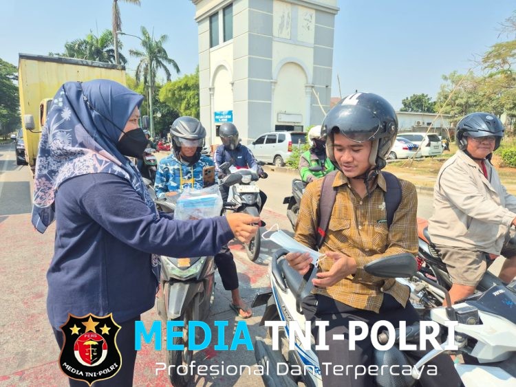 Polres Metro Bekasi Bagikan 98 Masker kepada Masyarakat, Antisipasi Dampak Abu Vulkanik