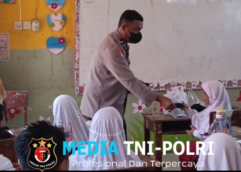 Kabut Asap Mulai Memburuk di Padang, Bhabinkamtibmas Banuaran Bagikan Masker Gratis ke Siswa SD