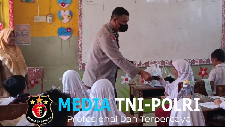 Kabut Asap Mulai Memburuk di Padang, Bhabinkamtibmas Banuaran Bagikan Masker Gratis ke Siswa SD