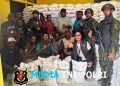 Jaga Kelancaran Penyaluran Bantuan, Pos Aroba Satgas Yonif 147/KGJ Kawal Distribusi Beras Pemerintah di Distrik Aroba