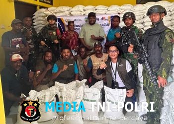 Jaga Kelancaran Penyaluran Bantuan, Pos Aroba Satgas Yonif 147/KGJ Kawal Distribusi Beras Pemerintah di Distrik Aroba