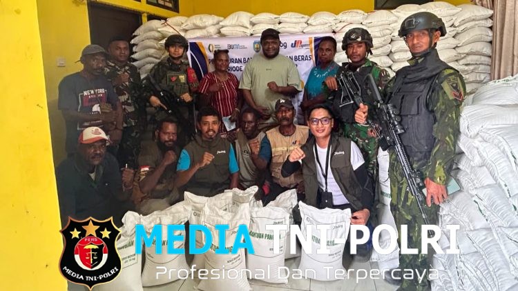 Jaga Kelancaran Penyaluran Bantuan, Pos Aroba Satgas Yonif 147/KGJ Kawal Distribusi Beras Pemerintah di Distrik Aroba