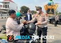 Lindungi Warga dari Abu Vulkanik, Polisi Bagikan Masker hingga Siram Jalan