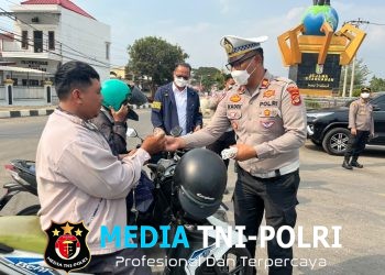 Lindungi Warga dari Abu Vulkanik, Polisi Bagikan Masker hingga Siram Jalan
