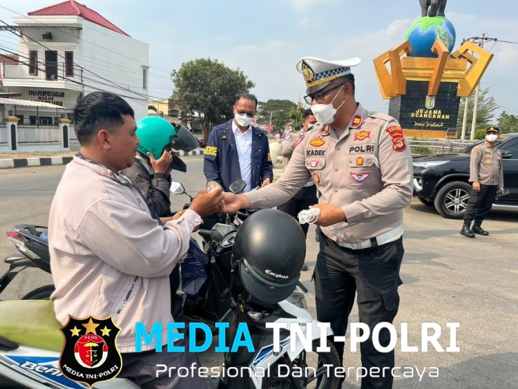 Lindungi Warga dari Abu Vulkanik, Polisi Bagikan Masker hingga Siram Jalan