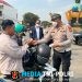 Lindungi Warga dari Abu Vulkanik, Polisi Bagikan Masker hingga Siram Jalan