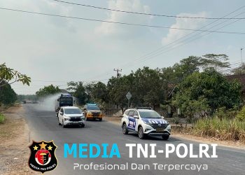 Polres Tulang Bawang Barat Kerahkan Water Canon Bersihkan Abu Vulkanik di Jalan Pasca Erupsi Gunung Anak Krakatau