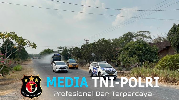 Polres Tulang Bawang Barat Kerahkan Water Canon Bersihkan Abu Vulkanik di Jalan Pasca Erupsi Gunung Anak Krakatau