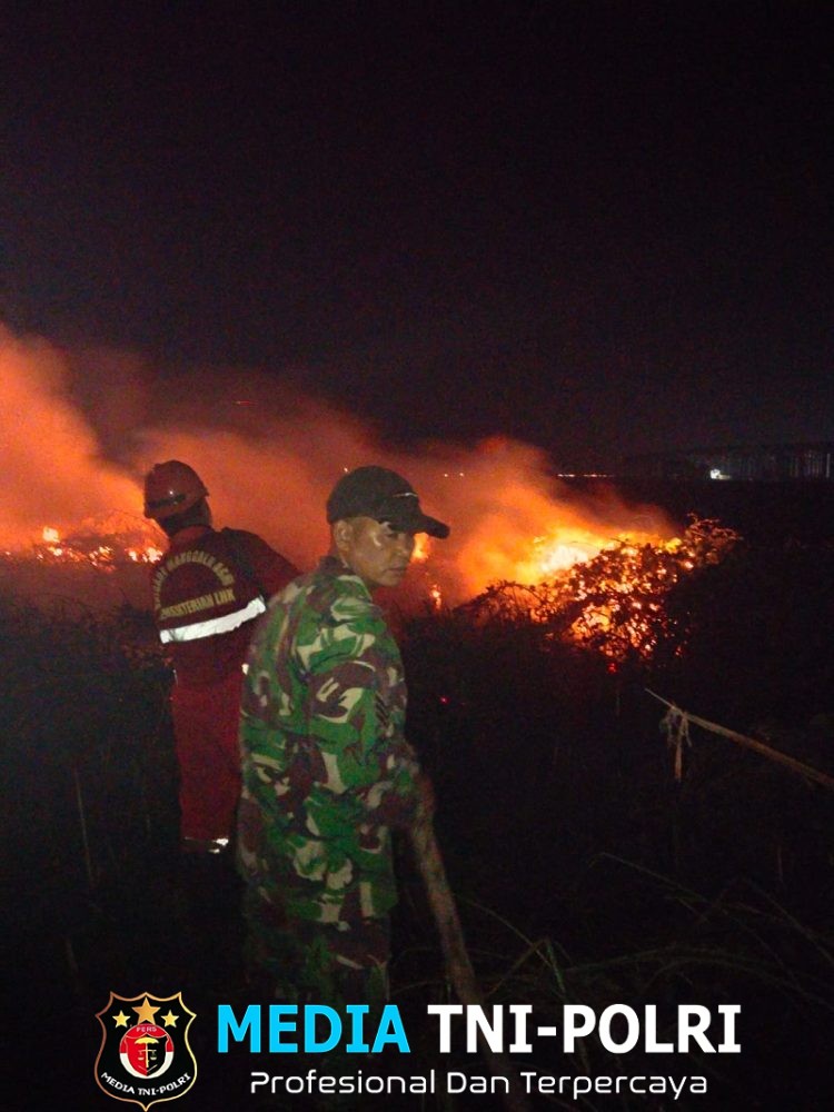 Babinsa Bersama Polri dan Manggala Agni Berjibaku Padamkan Karhutla di Desa Padang Bulan