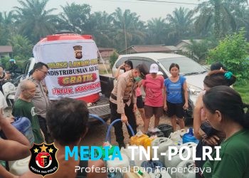 Kemarau Panjang, Polres Landak Salurkan Air Minum Bersih untuk Warga Desa Ambarang
