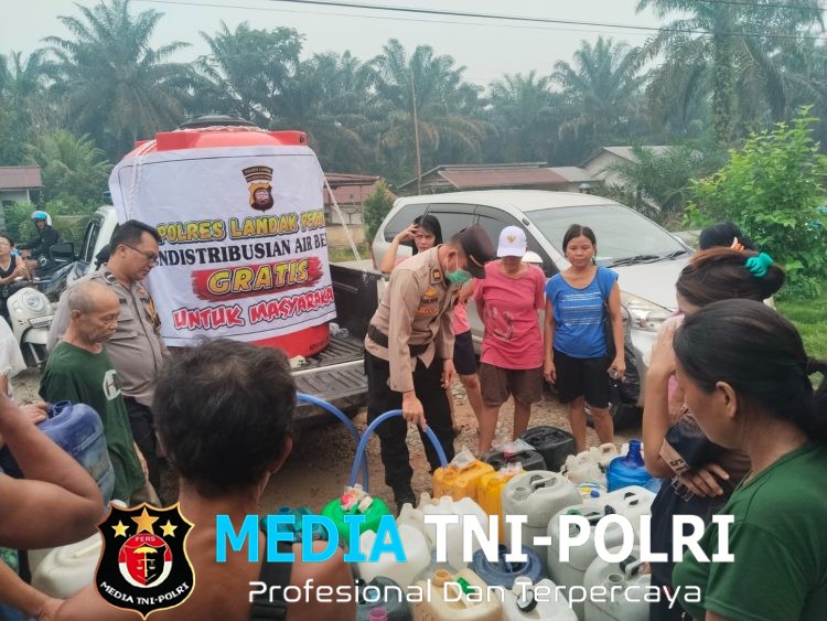 Kemarau Panjang, Polres Landak Salurkan Air Minum Bersih untuk Warga Desa Ambarang