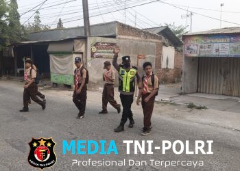 Polsek Pebayuran Laksanakan Pengaturan Lalu Lintas Pagi, Berikan Kenyamanan bagi Pengguna Jalan