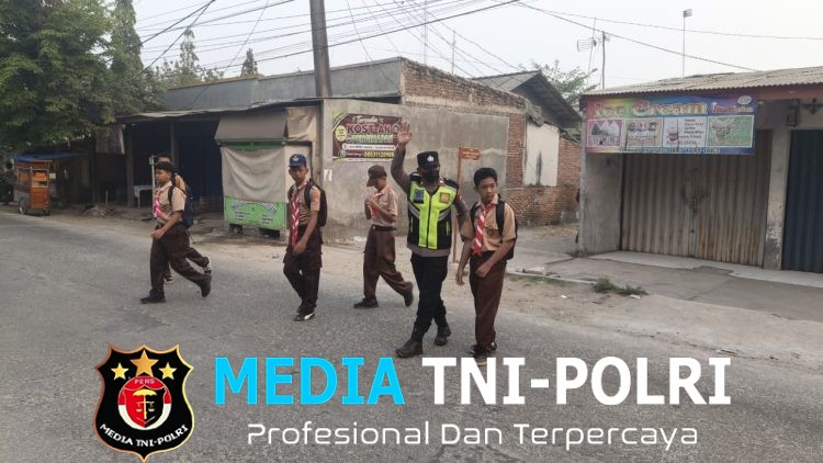 Polsek Pebayuran Laksanakan Pengaturan Lalu Lintas Pagi, Berikan Kenyamanan bagi Pengguna Jalan