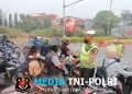 Polres Metro Bekasi Bagikan 150 Masker dan Imbau Pengendara Utamakan Keselamatan