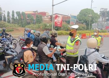 Polres Metro Bekasi Bagikan 150 Masker dan Imbau Pengendara Utamakan Keselamatan